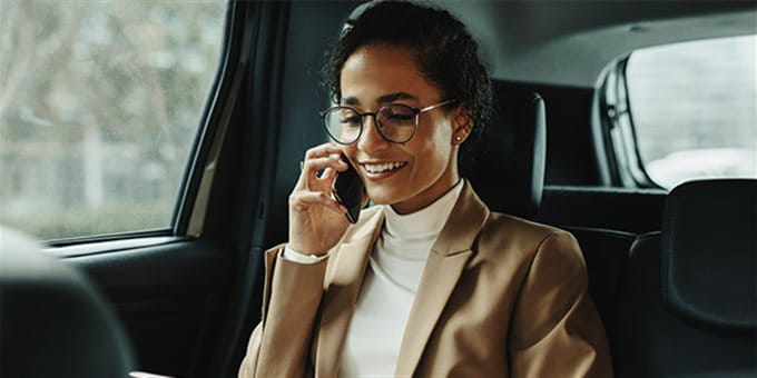 Eine Frau telefoniert im Auto Eine Frau telefoniert im Auto