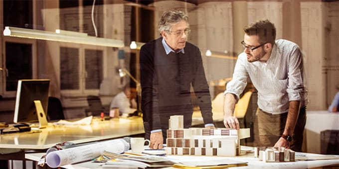 Zwei Männer bauen ein Haus Zwei Männer bauen ein Haus