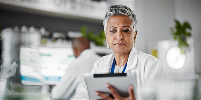 Frau arbeitet am Tablet Frau arbeitet am Tablet