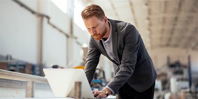 Ein Mann arbeitet am Laptop Ein Mann arbeitet am Laptop