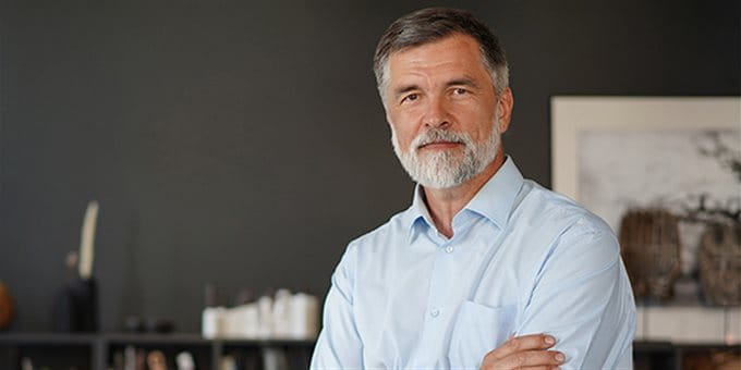 Mann vor einem Tisch Mann vor einem Tisch