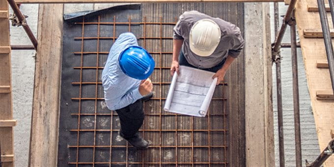 Vier Männer arbeiten auf einer Baustelle Vier Männer arbeiten auf einer Baustelle