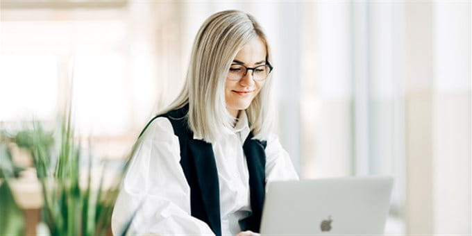 Frau arbeitet am Laptop Frau arbeitet am Laptop