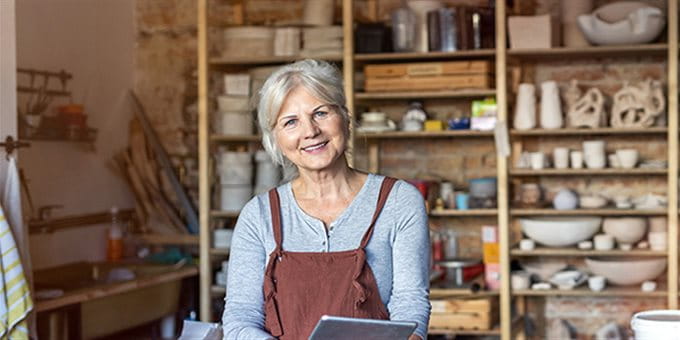 Ältere Frau in einem Geschäft Ältere Frau in einem Geschäft