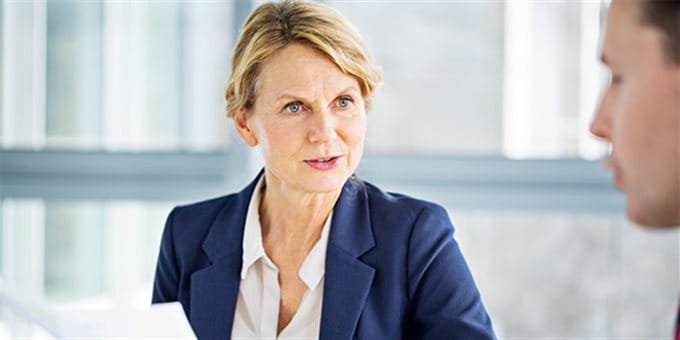 Frau unterhält sich mit einem Mann Frau unterhält sich mit einem Mann