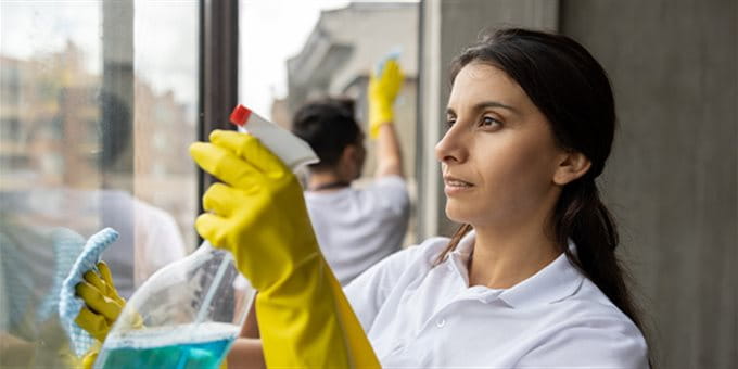 Eine Frau putzt ein Fenster Eine Frau putzt ein Fenster