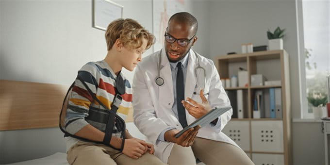 Junge unterhält sich mich einem Arzt Junge unterhält sich mich einem Arzt