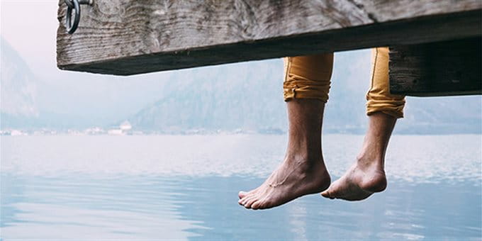 Abredeversicherung Füsse die vom Steg baumeln