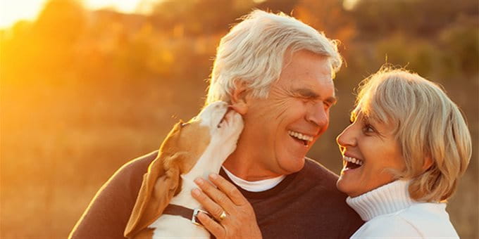 Glückliches Paar mit Hund Glückliches Paar mit Hund