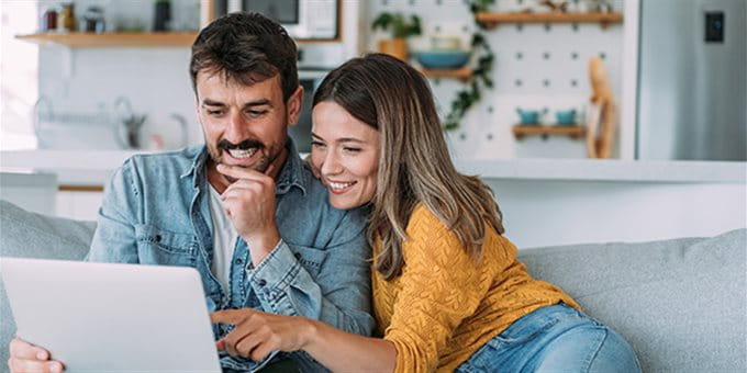 Paar macht ihre Finanzplanung am Computer Paar macht ihre Finanzplanung am Computer