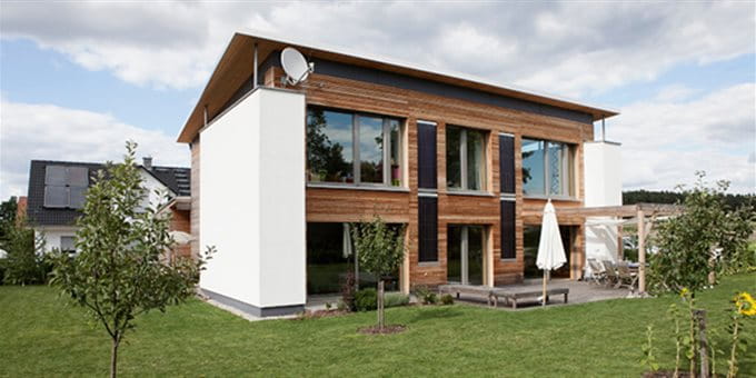 Modernes Gebäude mit grüner Wiese Modernes Gebäude mit grüner Wiese