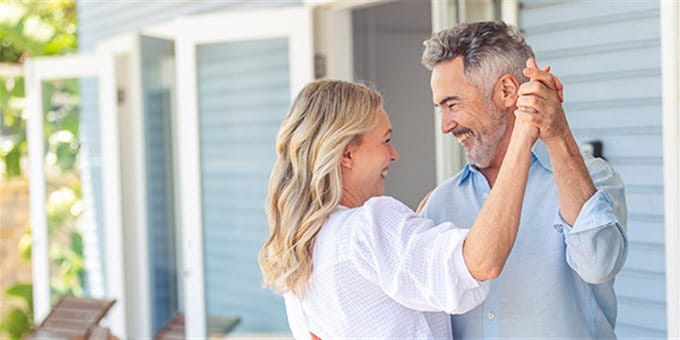 Tanzendes Paar auf der Veranda Tanzendes Paar auf der Veranda