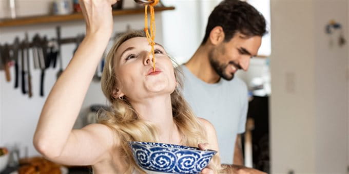 Ein Paar in der Küche am kochen Ein Paar in der Küche am kochen
