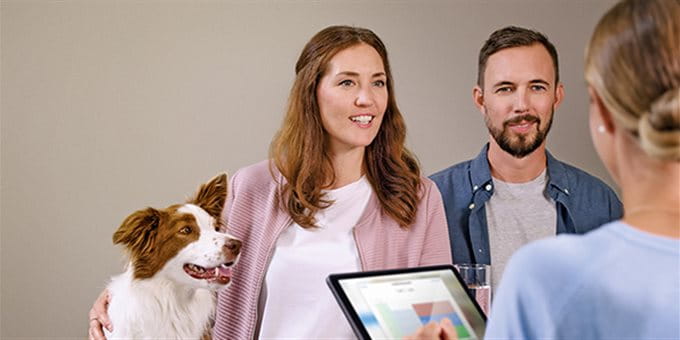 Frau und Mann mit Hund in Vorsorgeberatung Frau und Mann mit Hund in Vorsorgeberatung