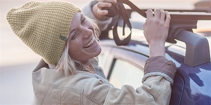 Junge Frau mit einem Auto Junge Frau mit einem Auto