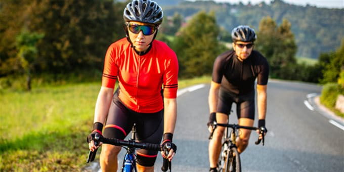 Zwei Renn-Velofahrer fahren den Berg hoch Zwei Renn-Velofahrer fahren den Berg hoch
