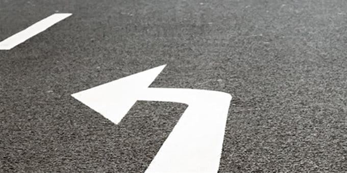 Zwei Richtungspfeile auf einer Strasse. Zwei Richtungspfeile auf einer Strasse.