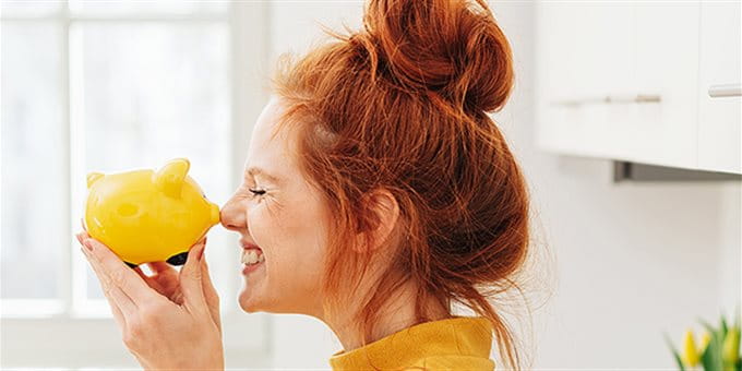 Frau mit Sparschwein Frau mit Sparschwein