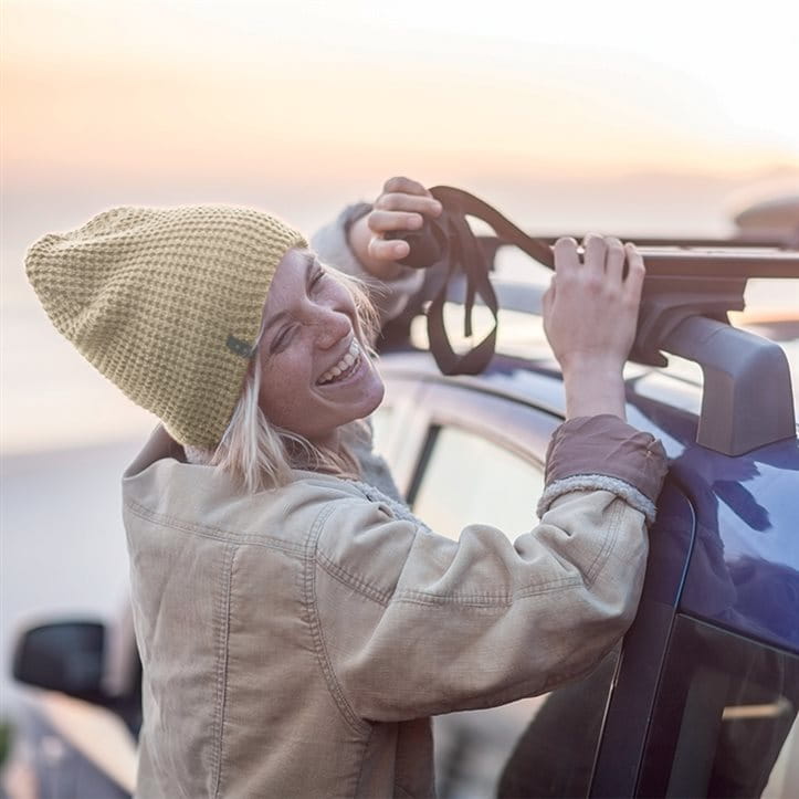 Junge Frau mit einem Auto Junge Frau mit einem Auto