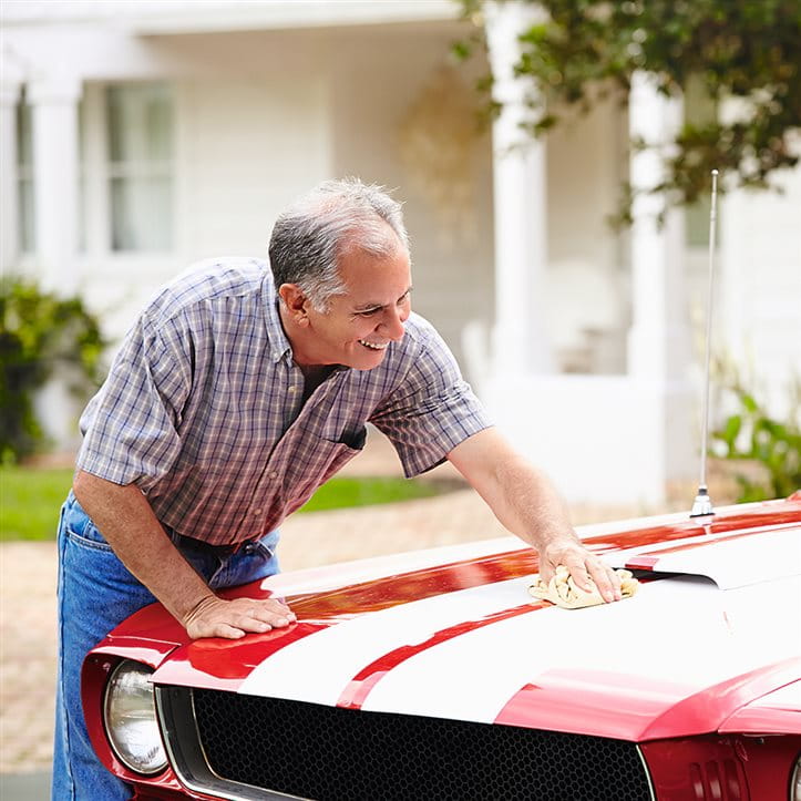 Mann putzt Oldtimer Mann putzt Oldtimer