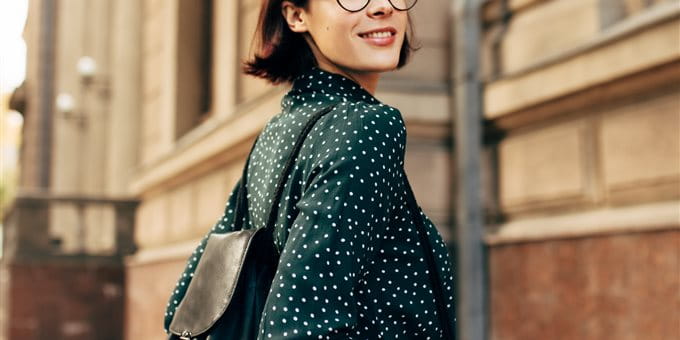 Frau mit Rucksack vor historischem Gebäude. Frau mit Rucksack vor historischem Gebäude.