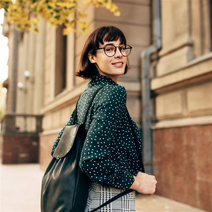 Frau mit Rucksack vor historischem Gebäude. Frau mit Rucksack vor historischem Gebäude.