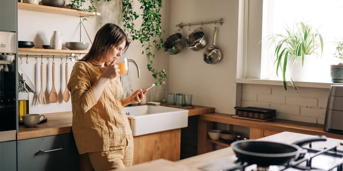 Frau in Küche Frau in Küche