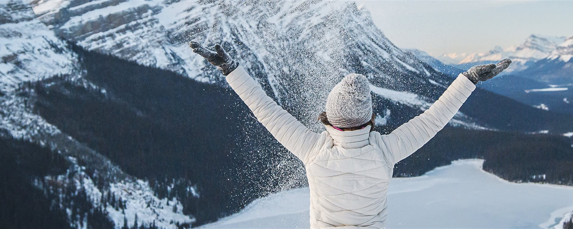 Frau steht auf einem Berg im Schnee Frau steht auf einem Berg im Schnee