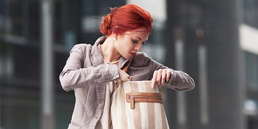 Frau sucht in ihrer Tasche nach einem Schlüssel. Frau sucht in ihrer Tasche nach einem Schlüssel.