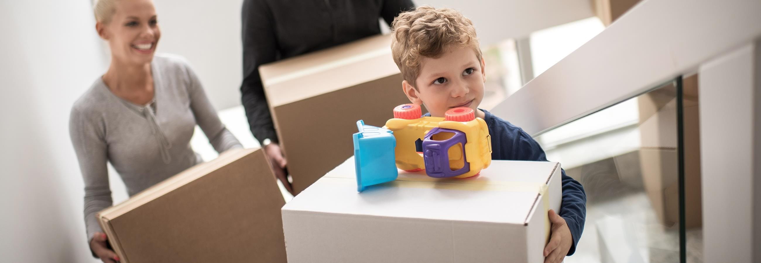 Familie mit Umzugskartons Familie mit Umzugskartons