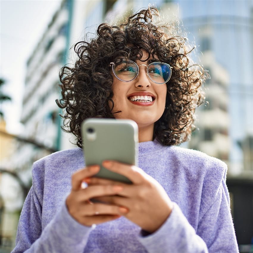 Frau mit Locken am Handy Frau mit Locken am Handy