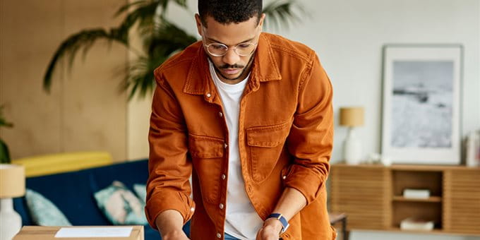 Mann befüllt Umzugskarton Mann befüllt Umzugskarton