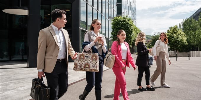 Vier junge Menschen laufen aus einem Gebäude. Vier junge Menschen laufen aus einem Gebäude.