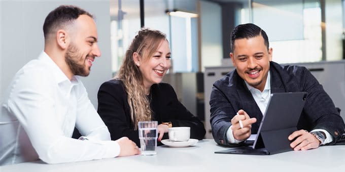 Versicherungsberater erklärt mit einem Tablet Versicherungsberater erklärt mit einem Tablet