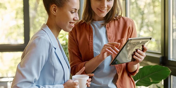Zwei Frauen besprechen sich Zwei Frauen besprechen sich