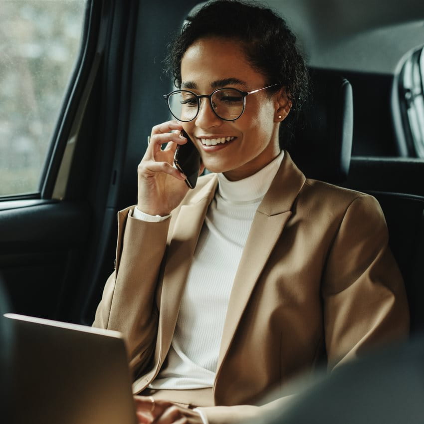 Eine Frau telefoniert im Auto Eine Frau telefoniert im Auto