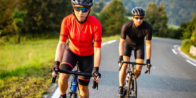 Deux cyclistes de compétition gravissent la montagne Deux cyclistes de compétition gravissent la montagne