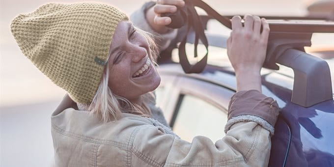 Jeune femme avec une voiture Jeune femme avec une voiture