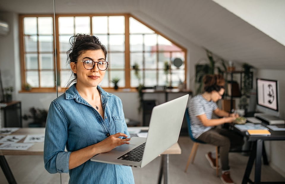 Deux personnes travaillent dans un bureau moderne et lumineux. Deux personnes travaillent dans un bureau moderne et lumineux.