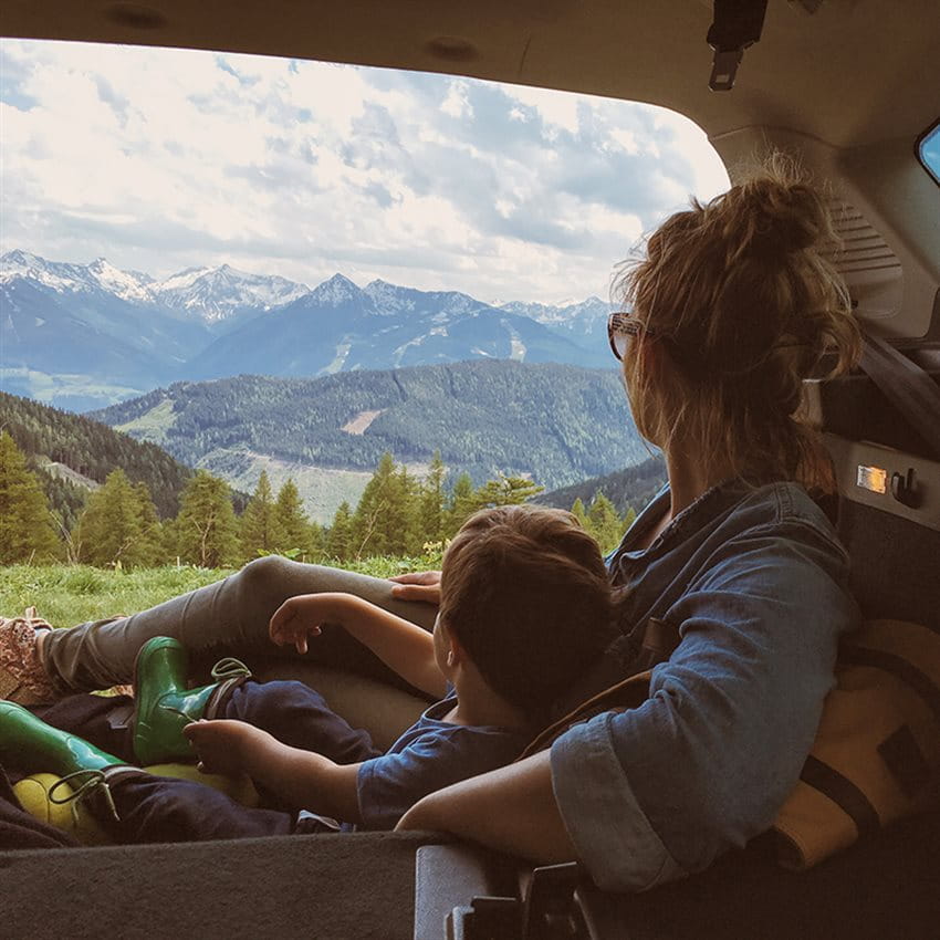 Madre e figlio in auto Madre e figlio in auto