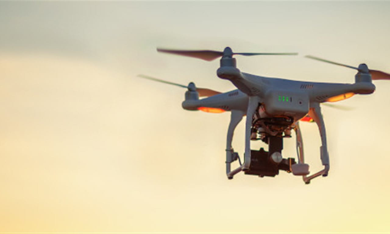 Il drone vola in aria Il drone vola in aria