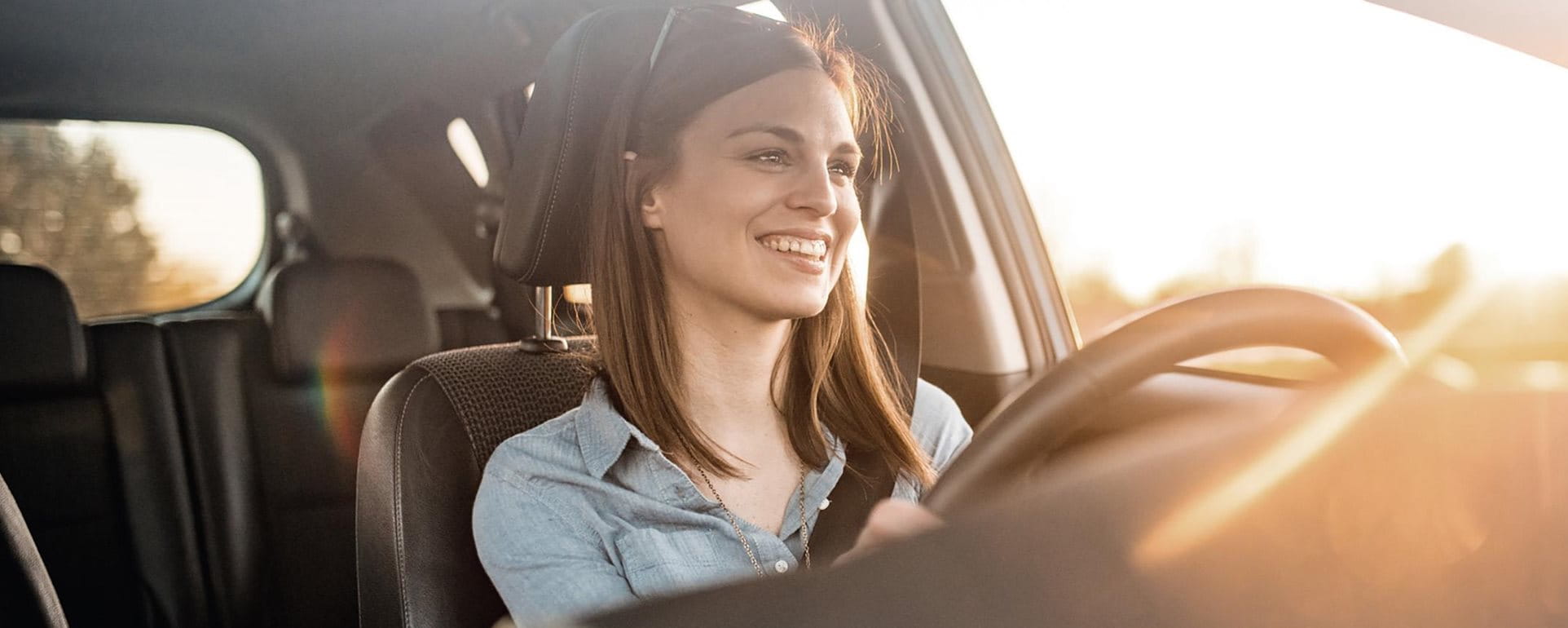 Jeune femme assise au volant d'une voiture Jeune femme assise au volant d'une voiture