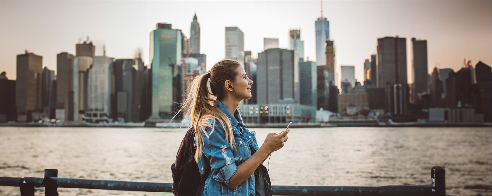La donna esplora la città La donna esplora la città