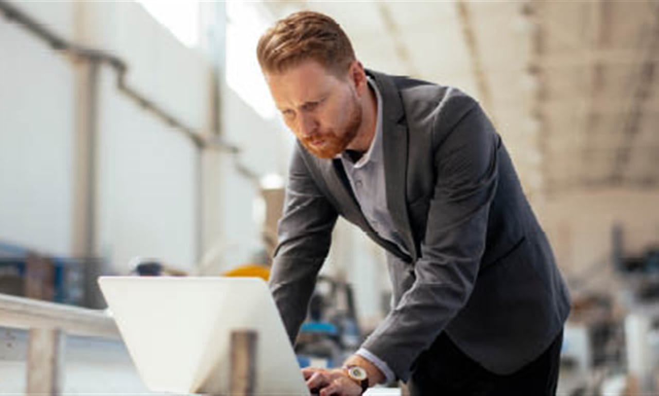 Uomo che cerca qualcosa in una tavoletta Uomo che cerca qualcosa in una tavoletta
