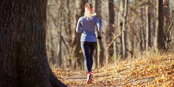 donna che fa jogging nella foresta donna che fa jogging nella foresta