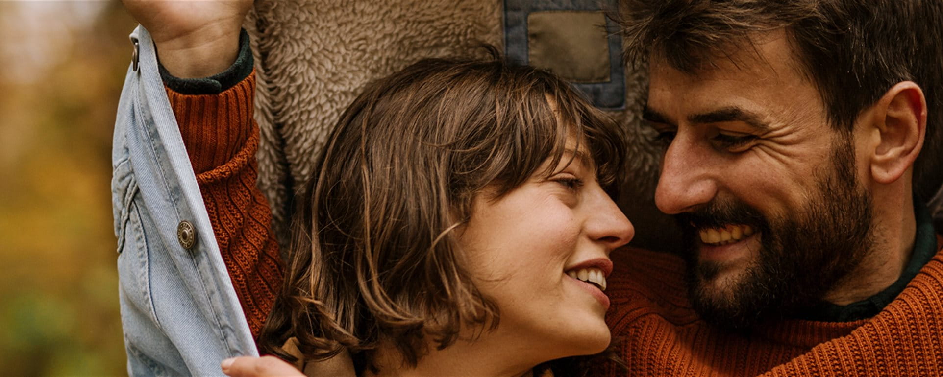 Paar geht im Herbst spazieren Paar geht im Herbst spazieren