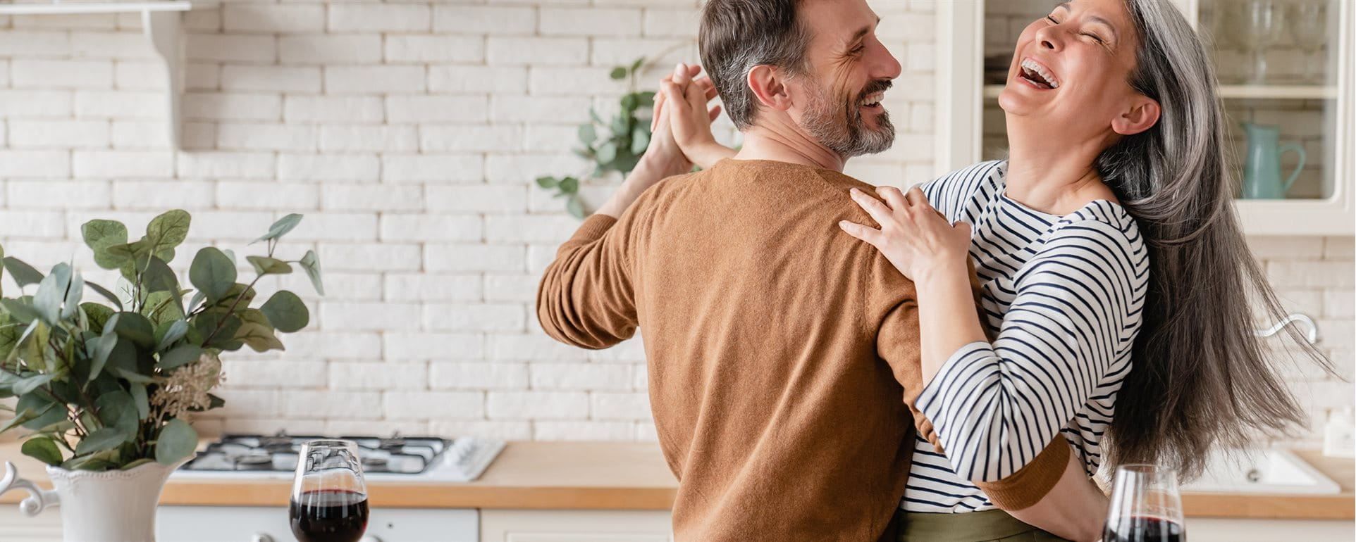 Paar tanzt in der Küche Paar tanzt in der Küche