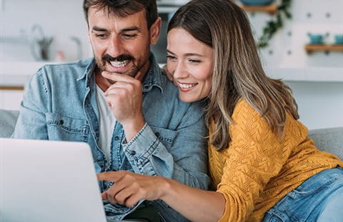 Le coppie fanno la loro pianificazione finanziaria al computer Le coppie fanno la loro pianificazione finanziaria al computer