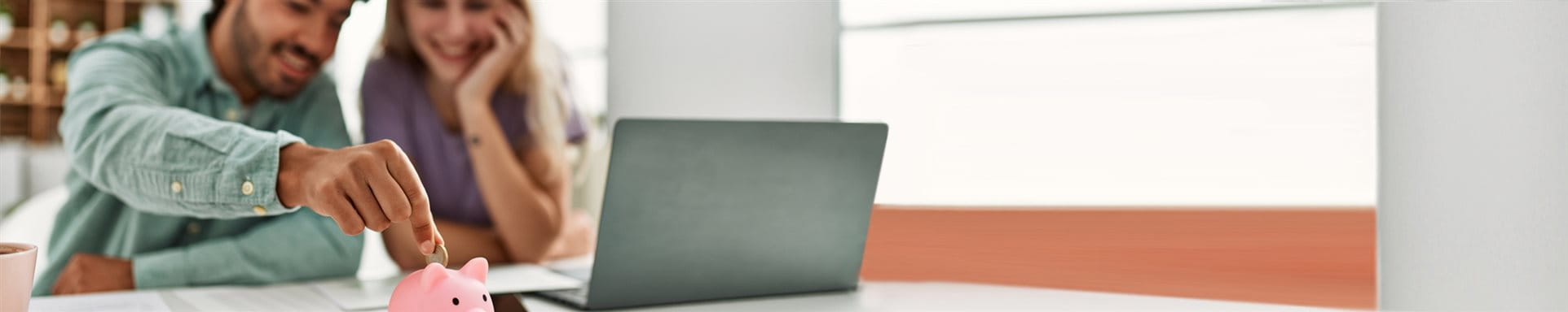 Femme, homme et tirelire Femme, homme et tirelire