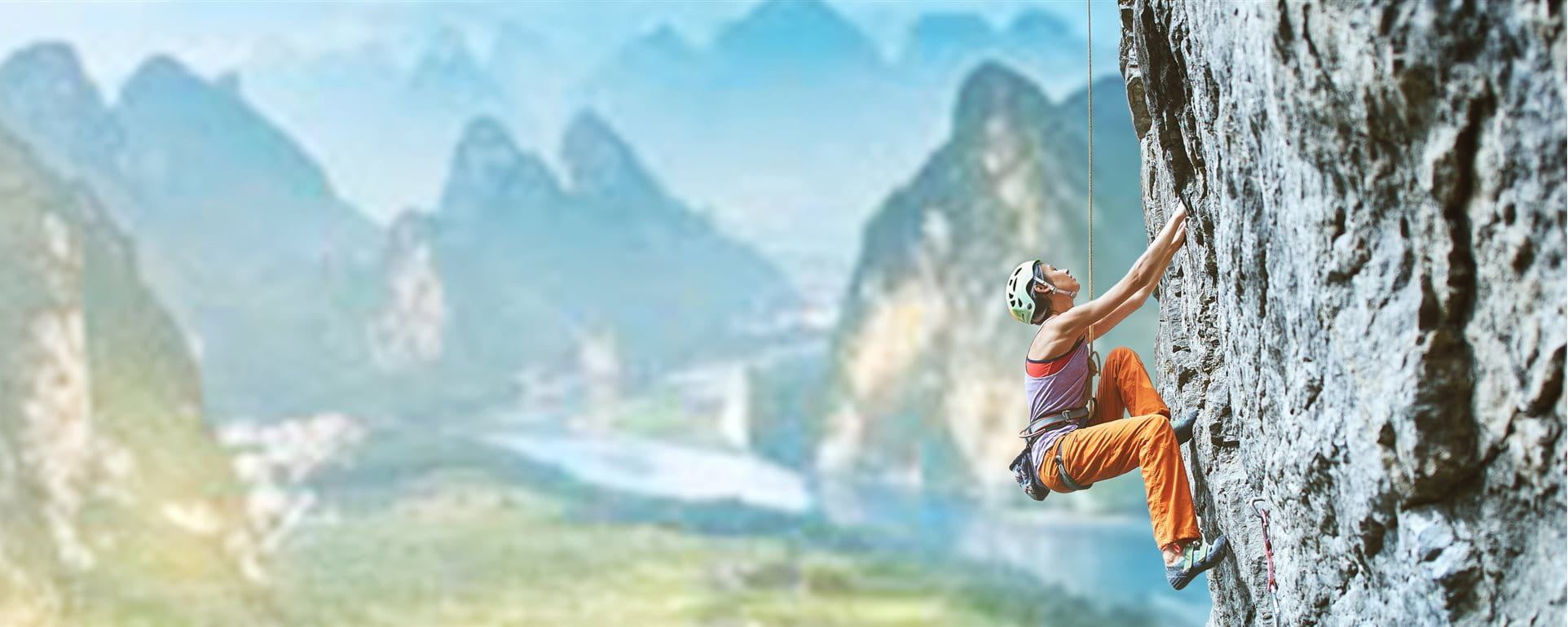 Alpinista che si arrampica su una roccia Alpinista che si arrampica su una roccia